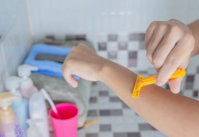 depilação-em casa- braçolamina-gilete-