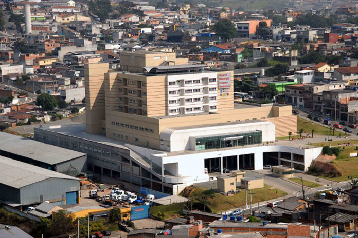 Fachada do Hospital Municipal Pimentas Bonsucesso em Guarulhos, local onde pacientes denunciam casos de violência obstétrica e falta de humanização.