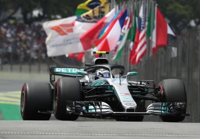 Kimi Antonelli comemora no lugar mais alto do pódio após vencer o GP da China de Fórmula 1, encerrando um hiato de 20 anos para a Itália na categoria.