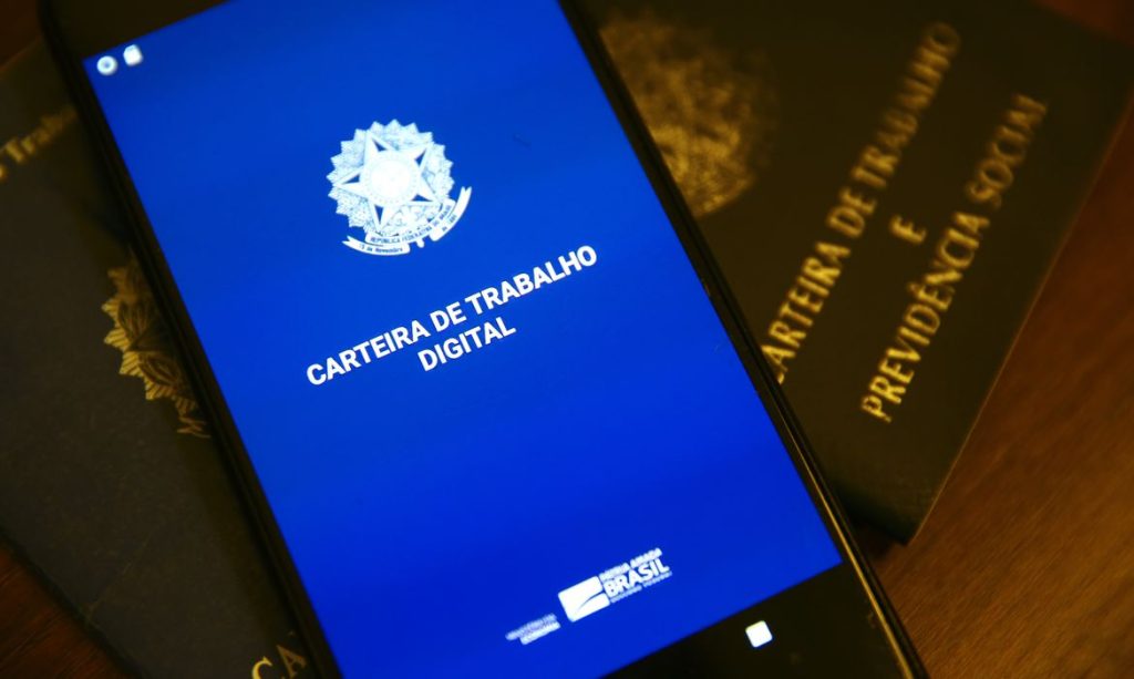 Trabalhadores em terminal logístico realizando a movimentação de mercadorias, ilustrando as novas vagas de emprego em Guarulhos na operadora Costa Brasil.
