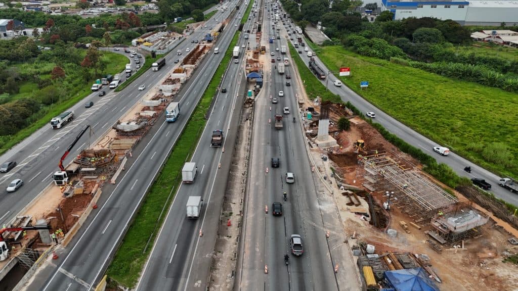 A Rodovia Presidente Dutra segue em obras no trecho de Guarulhos.
