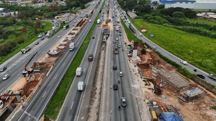 A Rodovia Presidente Dutra segue em obras no trecho de Guarulhos.