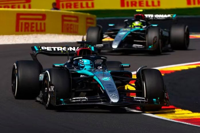 Carros da Mercedes cruzam a linha de chegada em dobradinha no GP da Austrália de Fórmula 1, celebrando a vitória na abertura da temporada 2026