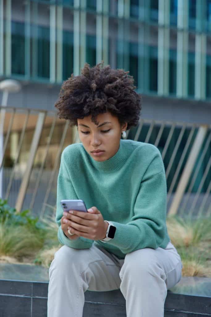 adolescente uso de celular, jovem nas redes sociais