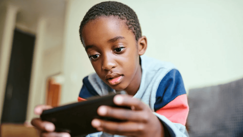 uso de celular, criança, redes sociais