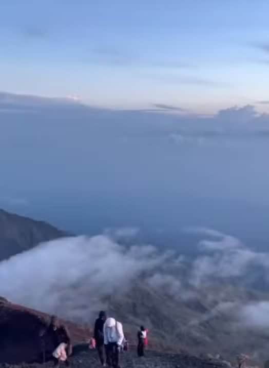 Juliana Marins e outra turista, que ela fez amizade durante sua trilha.