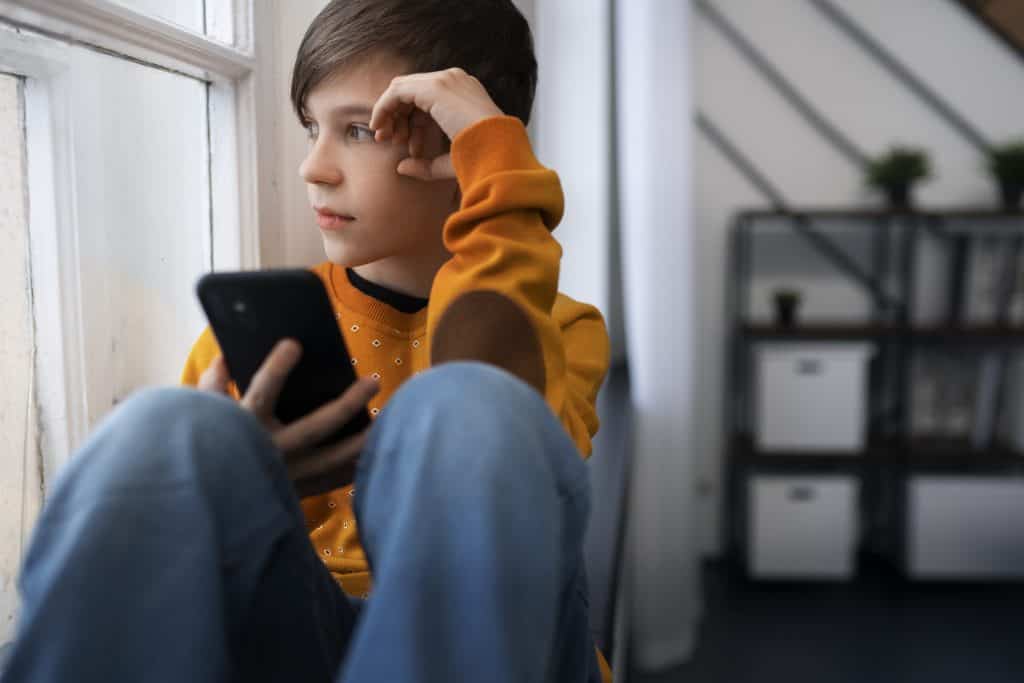 uso de celular, criança, redes sociais