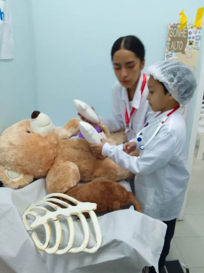 Criança aprendendo a cuidar no Hospital do Ursinho