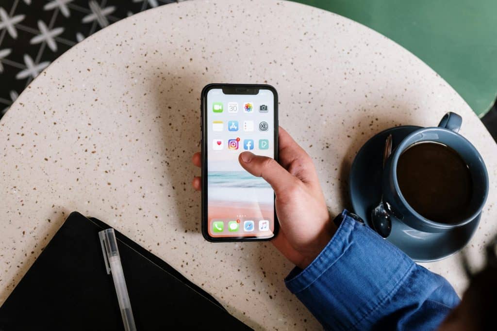 celular, usando redes sociais