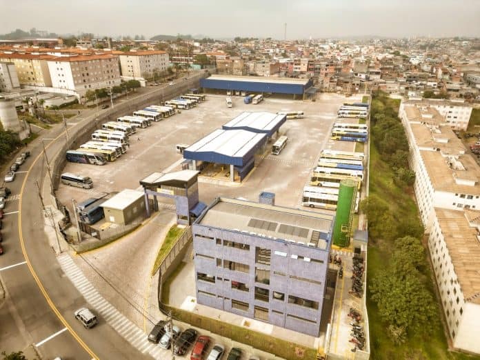 garagem de ônibus perto do terminal pimentas