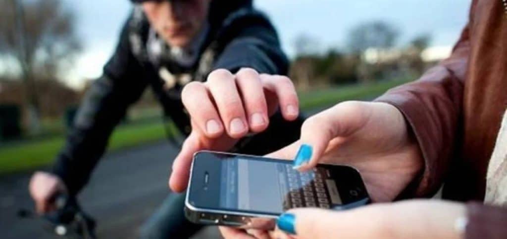 evite ficar em calçadas de grandes centros distraido no smartphone para não ter o celular roubado