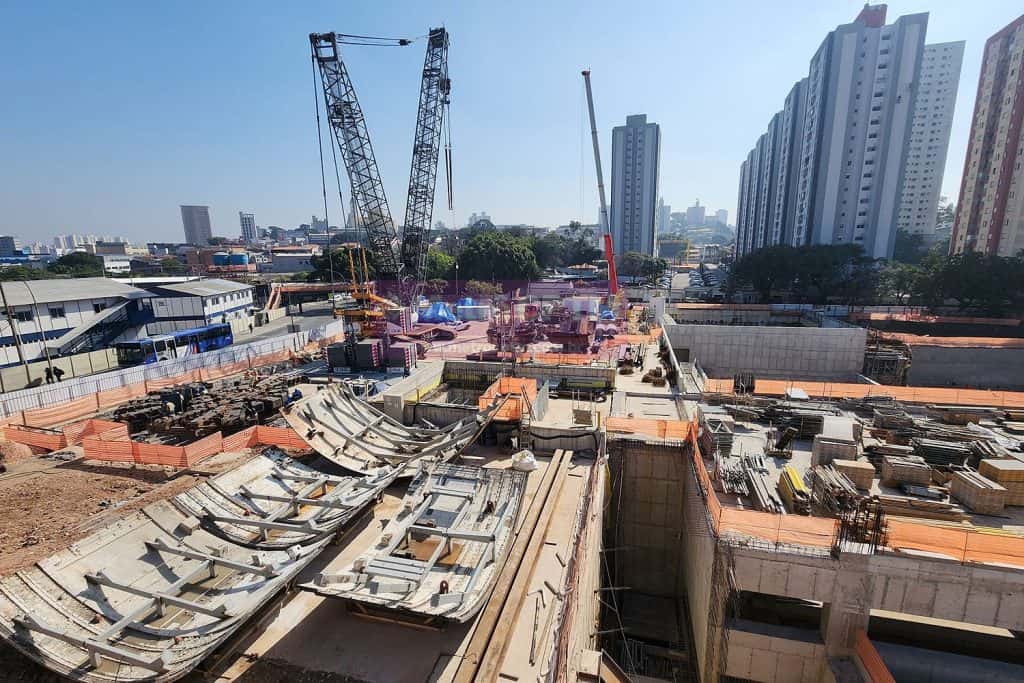 As peças do tatuzão da Linha 2-Verde no canteiro de obras da estação Penha, sentido Guarulhos (metro Guarulhos)