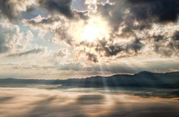 sol com nuvens