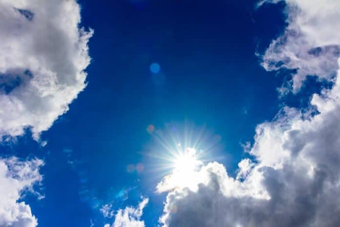 céu nublado com sol