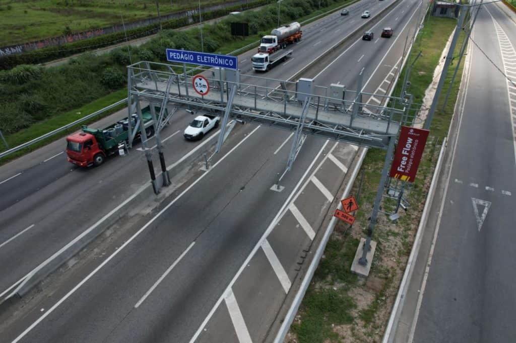 Pórtico eletrônico equipado com câmeras, sensores e luzes infravermelhas instalado sobre a pista expressa da Via Dutra para identificação automática de veículos no sistema Free Flow.