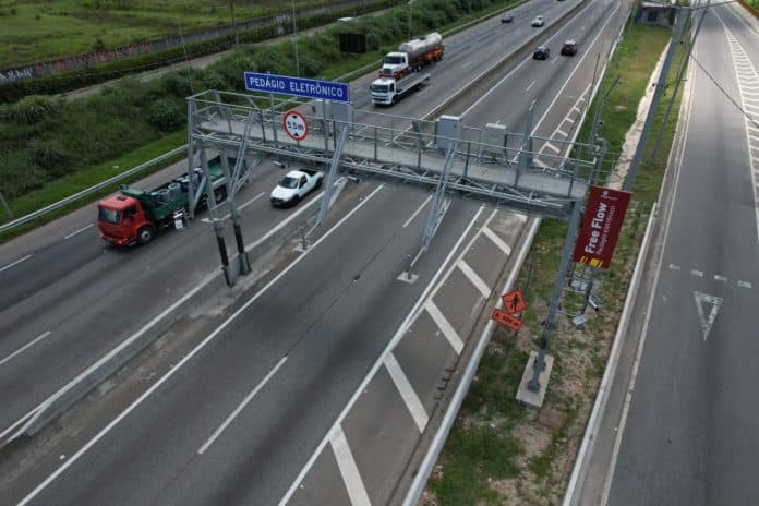 Pórtico eletrônico equipado com câmeras, sensores e luzes infravermelhas instalado sobre a pista expressa da Via Dutra para identificação automática de veículos no sistema Free Flow.