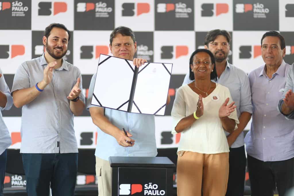 Prefeito Lucas Sanches e governador Tarcísio de Freitas durante assinatura de convênio para novas obras em Guarulhos na comunidade Anita Garibaldi.