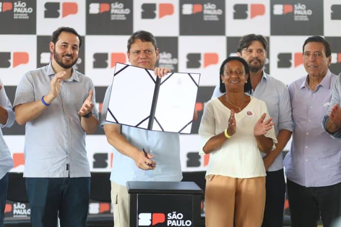 Prefeito Lucas Sanches e governador Tarcísio de Freitas durante assinatura de convênio para novas obras em Guarulhos na comunidade Anita Garibaldi.