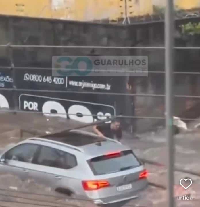 Imagem aérea mostrando o acúmulo de água na região central, destacando os alagamentos em Guarulhos próximos ao córrego dos Cubas e à Via Dutra.