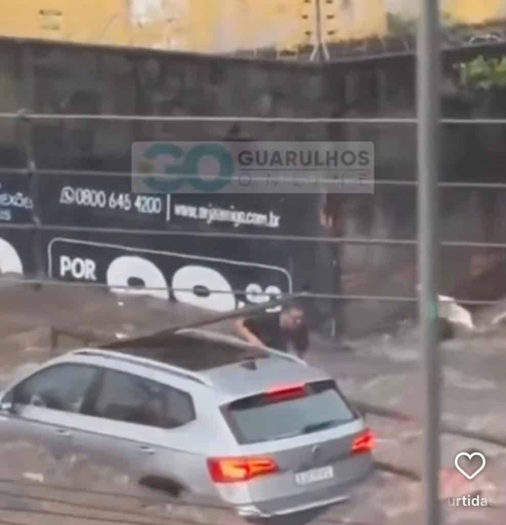 Imagem aérea mostrando o acúmulo de água na região central, destacando os alagamentos em Guarulhos próximos ao córrego dos Cubas e à Via Dutra.