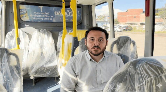 Passageiros enfrentando calor em veículos antigos, contrastando com a promessa tardia de novos ônibus com ar-condicionado em Guarulhos.