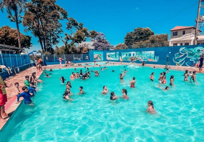 Pessoas aproveitando um dia ensolarado nas piscinas dos CEUs em Guarulhos, ilustrando a abertura dos espaços para o lazer no feriado de Carnaval.