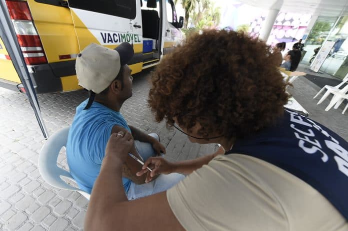 Unidade móvel do Vacimóvel em Guarulhos estacionada no Calçadão Dom Pedro II, em frente ao Shopping Poli, atendendo moradores.