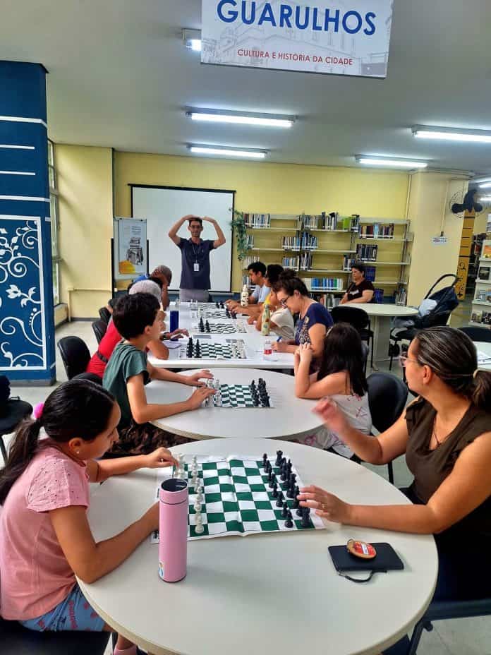 Participantes em aula de dança de salão em um dos equipamentos da Secretaria de Cultura, ilustrando a alta adesão às atividades culturais gratuitas em Guarulhos.