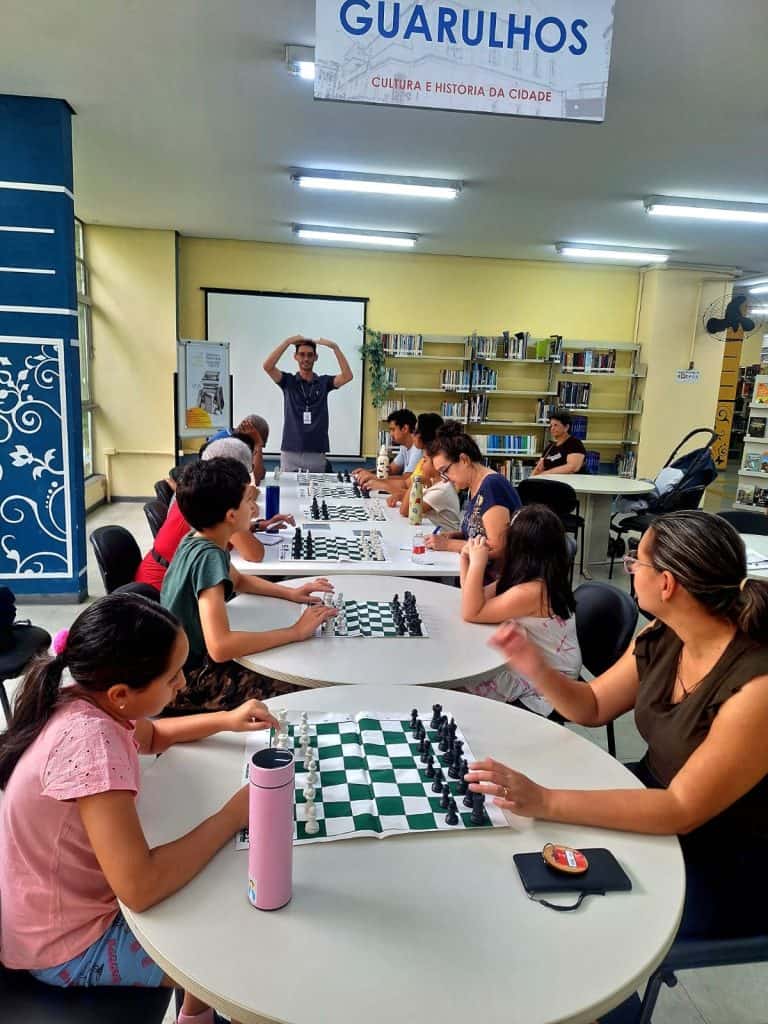 Participantes em aula de dança de salão em um dos equipamentos da Secretaria de Cultura, ilustrando a alta adesão às atividades culturais gratuitas em Guarulhos.