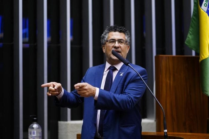 O deputado federal Alencar Santana em sessão na Câmara dos Deputados. Ele veste terno escuro e fala ao microfone, representando a proposição do novo projeto de lei de proteção aos animais.