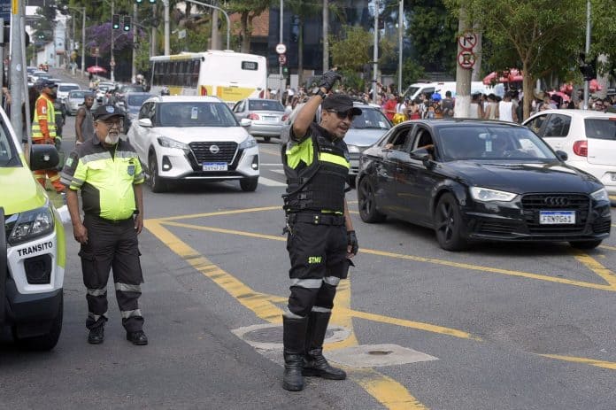 Mapa digital ou sinalização viária indicando os pontos de interdição e bloqueios de trânsito em Guarulhos na região da Avenida Paulo Faccini.