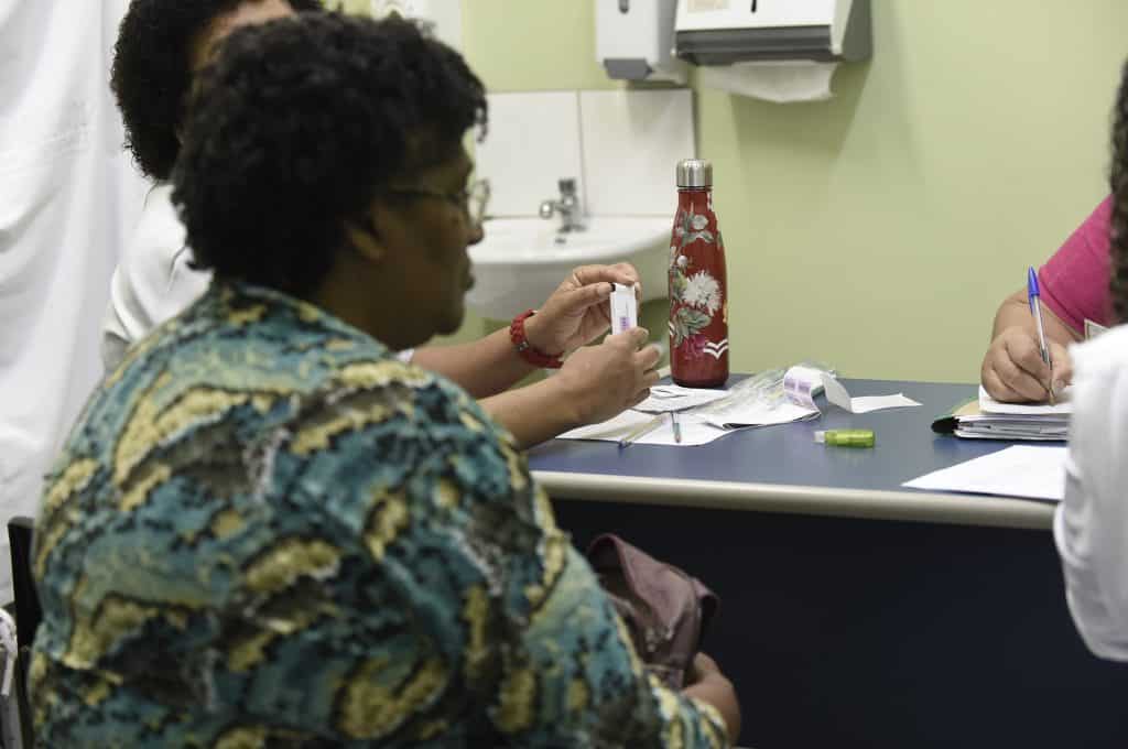 "Profissional de saúde orientando paciente sobre a importância dos exames preventivos de Saúde da Mulher em Guarulhos durante a semana de intensificação nas UBSs.