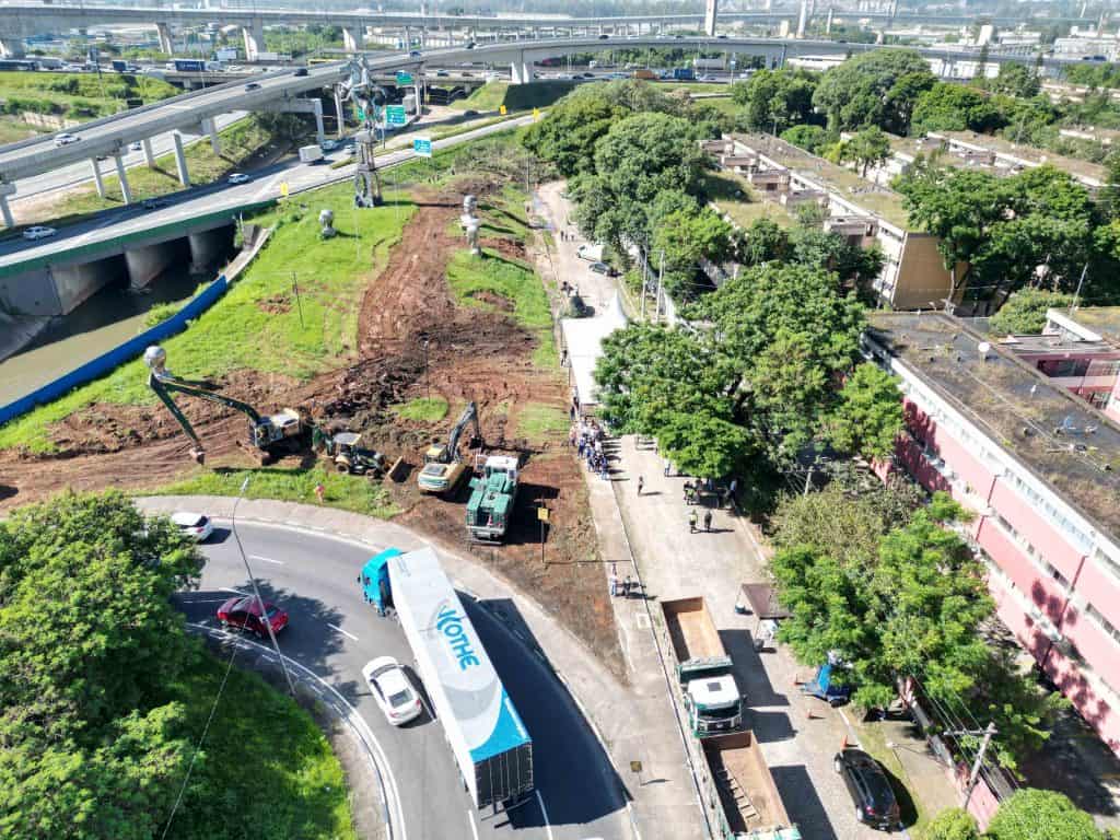 Foto do Viaduto Professor Jossei Toda, em Guarulhos, evidenciando que já existem viadutos municipais na região da Av. Natalia Zarif.