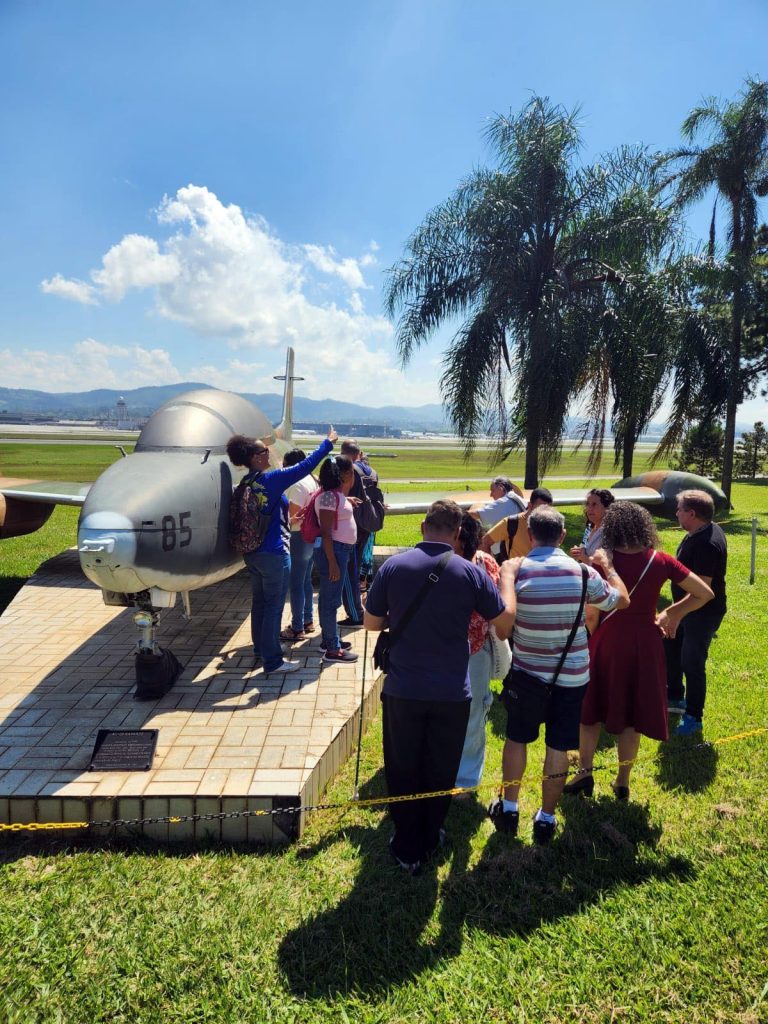 Alunos com Deficiência Visual Exploram a Base Aérea de Cumbica