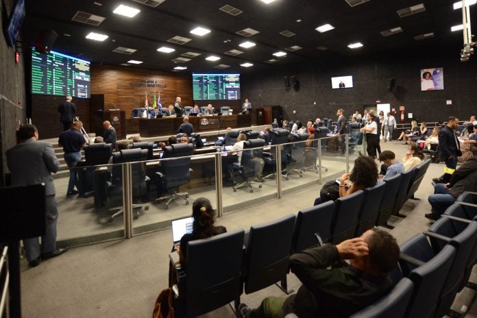 Plenário da Câmara de Guarulhos preparado para a 7ª Sessão Ordinária de 2026, onde 792 itens aguardam deliberação dos parlamentares.