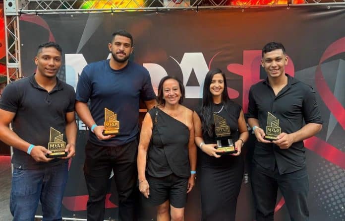Alunos-atletas da UNG segurando seus troféus do Prêmio Melhores do Ano da Fupe, celebrando o destaque da universidade no esporte universitário paulista.