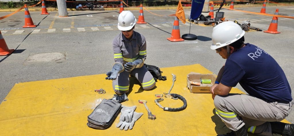 A eletricista Jéssica Batista durante simulação técnica, demonstrando a precisão e o protagonismo das mulheres na energia em rede de distribuição