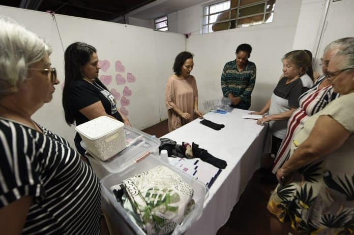 Mulheres participam de oficina de costura criativa em uma das unidades da Casas da Mulher Guarulhense, promovendo geração de renda e autonomia.