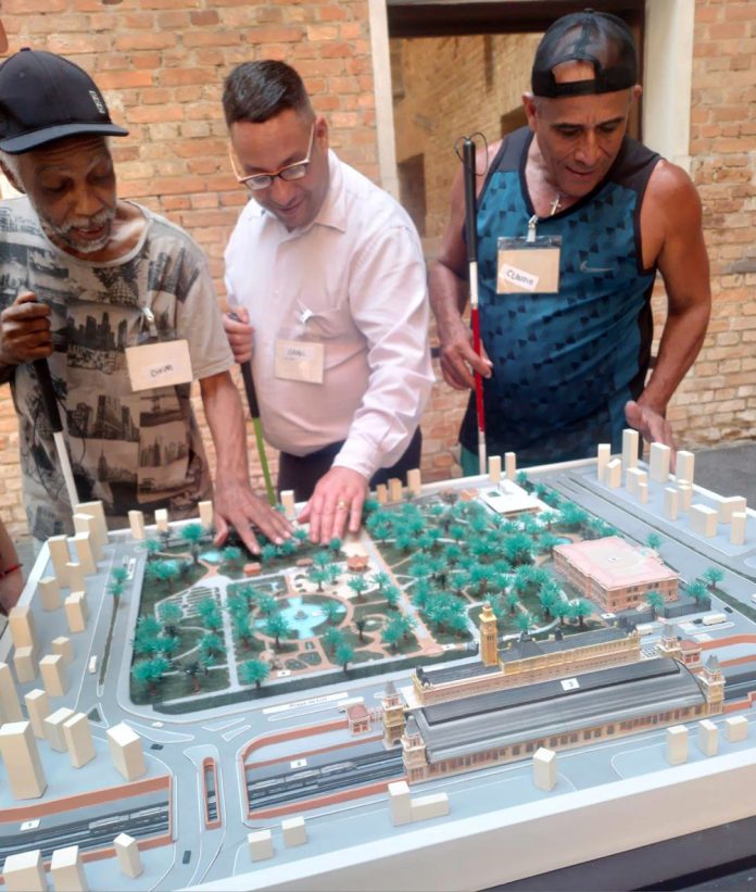 Alunos com deficiência visual de Guarulhos visitam Pinacoteca