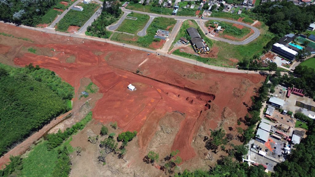 Perspectiva ilustrada da área de lazer do novo bairro planejado no Bonsucesso, destacando o playground e as áreas verdes do loteamento SetParque Work Fire 2.