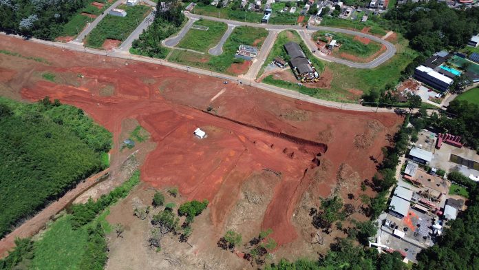 Perspectiva ilustrada da área de lazer do novo bairro planejado no Bonsucesso, destacando o playground e as áreas verdes do loteamento SetParque Work Fire 2.