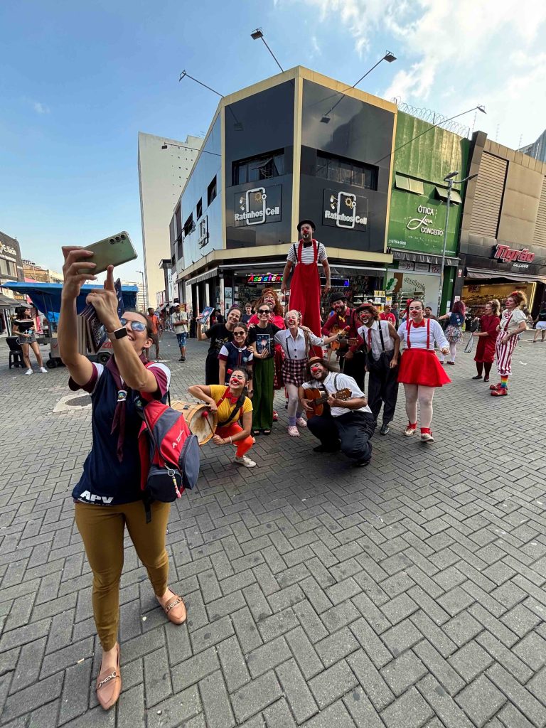 Palhaçaria em Guarulhos: Artistas levam alegria ao Centro