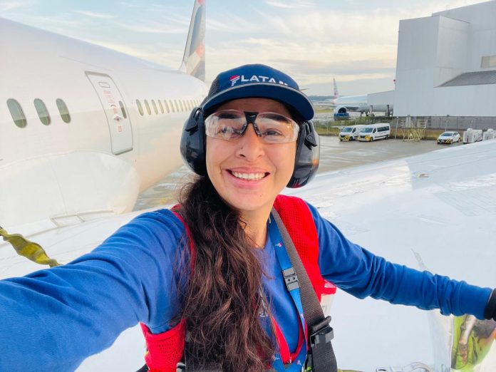 Mari Cardoso atua no Centro de Manutenção da LATAM (CML), em Guarulhos, realizando manutenção programada de aeronaves Boeing 777 e 787. Arquivo pessoal.